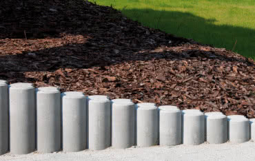 Jak wyrównać spadek terenu w ogrodzie? Betonowe palisady i bloki skarpowe w praktyce